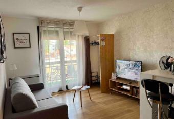 Studio Bd Joseph Girod Clermont Centre allows 18 year olds to book a room