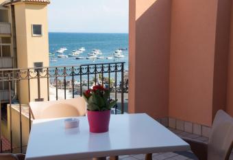 Acitrezza B&B has Balcony rooms