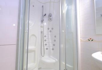 Patio Rialto Apartment has rooms with a private hot tub