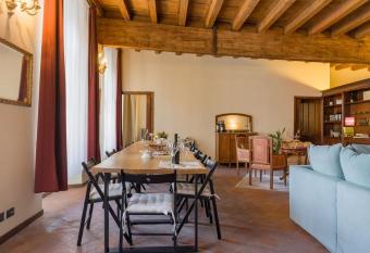 Magnificent 1800 in the heart of Verona has Balcony rooms