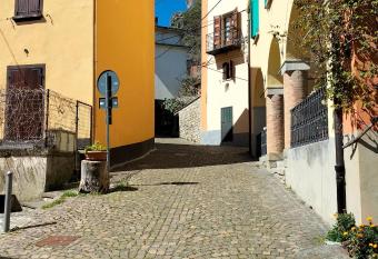 La Chicca piccola casina in affitto nel Borgo Antico di Gaggio Montano BO allows 18 year olds to book a room