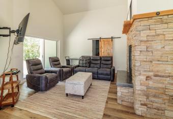 Yosemite Sandy River Retreat has Balcony rooms