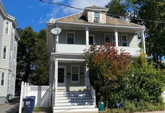 Quiet and cozy bedroom with a warm lounging area and shared spaces PS WE HAVE A CAT allows 18 year olds to book a room