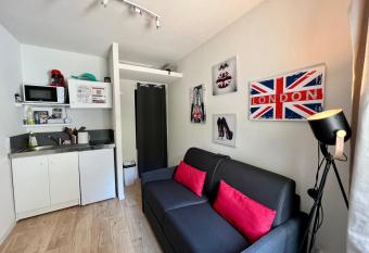 STUDIO Av MARX DORMOY CLERMONT CENTRE B allows 18 year olds to book a room