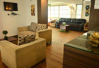 The Roy Grand Inns has Smoking/Balcony rooms