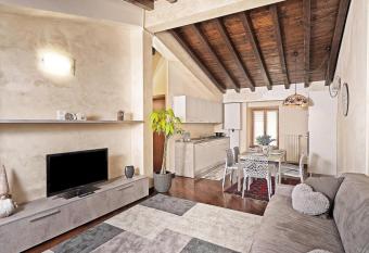 LA FINESTRA SUL LAGO allows 18 year olds to book a room