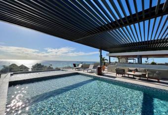 Ocean View Jacuzzi & Pool 2BR Lux Apt has rooms with a private hot tub