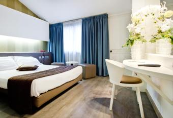 Green Hotel Motel allows 18 year olds to book a room