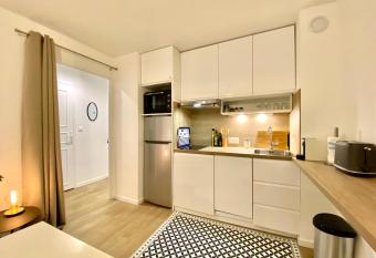 BALCON PLEIN CIEL VUE MER - GRAND CONFORT - PARKING - WIFI et Netflix allows 18 year olds to book a room