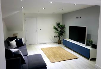Luxurious 2 bed house (sleeps 4) Close to Leeds City Centre allows 18 year olds to book a room