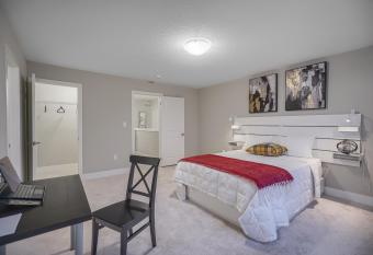 Exceptional Townhome Sleeps 8 - 3QB, 2 dbles, Fiber Wi-fi, Free Parking has Balcony rooms