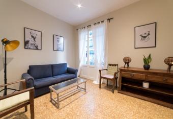 Heart of Athens Thisio has Smoking/Balcony rooms