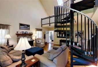 Golf and Southern Comfort Cape at The Cove with Loft allows 18 year olds to book a room