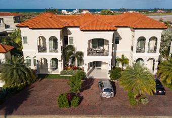 Opal 126 has Balcony rooms