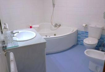 Hotel Sol Sanl  car has rooms with a private hot tub