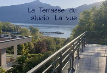 PETIT STUDIO DANS VILLA BORD DE LAC has Balcony rooms