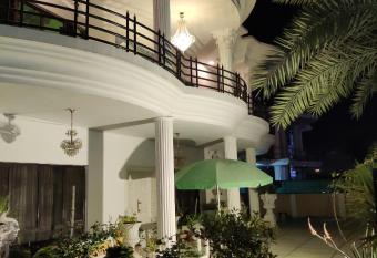 Sunrise Rest House has Balcony rooms