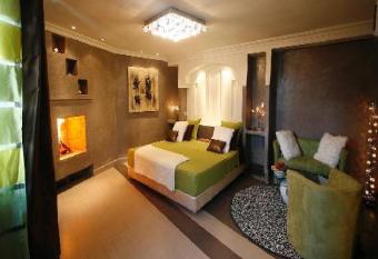 Riad Carllian has rooms with a private hot tub