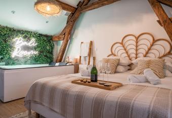 BALI ROOM / Magnifique studio   vasion JACCUZI allows 18 year olds to book a room