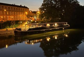 Savy H  tel has Balcony rooms