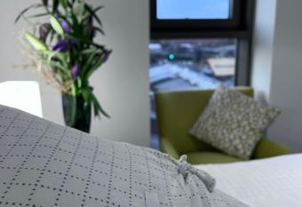 Entire 2 Bed apmt with balcony Ancoats Manchester has Balcony rooms