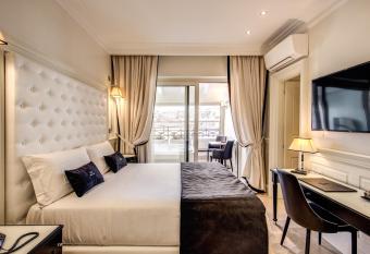 Hotel Domus Mea has rooms with a private hot tub