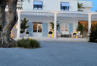 Dimora dei Lari allows 18 year olds to book a room