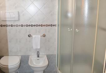 Tricolore Hotel has rooms with a private hot tub