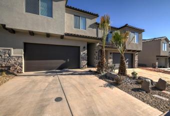 Splendid Whole Townhome - Private Hot Tub Firepit VS546 allows 18 year olds to book a room