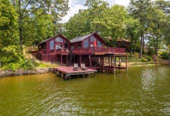Liams LodgeoPeaceful Cabin Panoramic Lake Views allows 18 year olds to book a room
