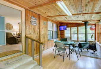 2BR Cardinal Cove Lake Texoma Fish House allows 18 year olds to book a room