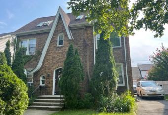 EWR Newark WALK OUT BASEMENT studio apt allows 18 year olds to book a room