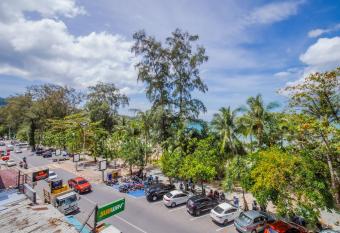 Time Out Hotel Patong has rooms with a private hot tub