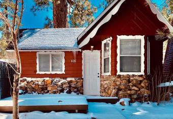 The Vintage Bear Cabin has Balcony rooms