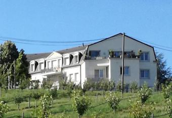 G  TE PR  S DE LA FERME allows 18 year olds to book a room