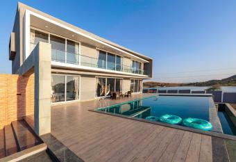 StayVista at Bellissimo Panorama has Balcony rooms