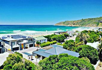 Sea you on Sands has rooms with a private hot tub