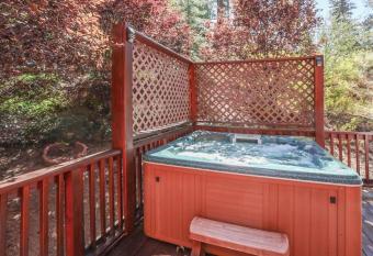 Sunset Haven has rooms with a private hot tub