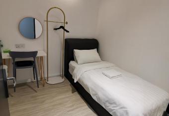 HOTEL SENTOSA share toilet bath budget single allows 18 year olds to book a room