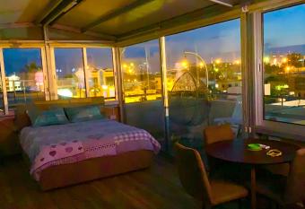 Modern New Studio near Marina/Casino/New Port/Beach with balcony/ships view allows 18 year olds to book a room