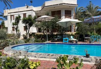5 bdr family villa with private pool and new AC, 5 min from beach has Balcony rooms