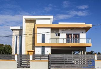 5 Star Villa minutes from Airport and Beaches has Balcony rooms