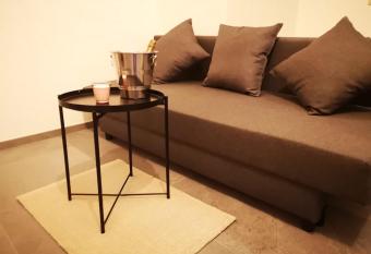 Apartment con VASCA JACUZZI e SPA in PIAZZA STATUTO has rooms with a private hot tub