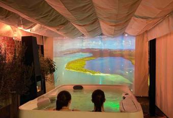 Le jacuzzi de Marie ll has rooms with a private hot tub