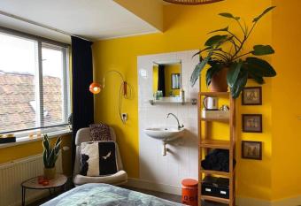 Drachten J.A. Motel 10 Star allows 18 year olds to book a room