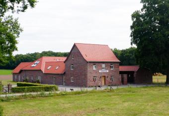 Gitstapper Hof allows 18 year olds to book a room