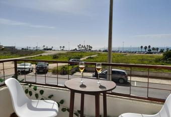 Carcavelos Surf Beach House has Balcony rooms