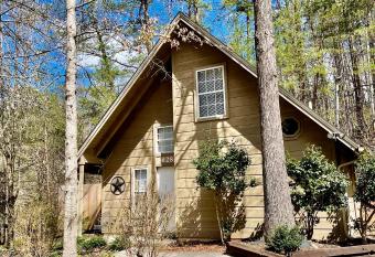 Beary Charming has rooms with a private hot tub