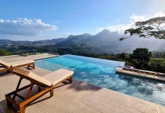 Caba  a con Espectacular Vista a las Monta  as has Balcony rooms