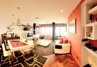 TheLBhome-Moderno duplex con terrazas wifi-Netflix has rooms with a private hot tub